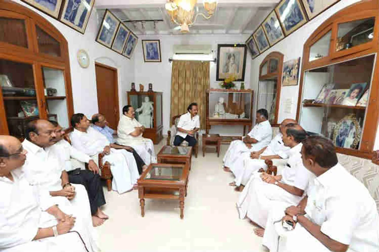 O.Panneerselvam at Karunanidhi Gopalapuram's House, AIADMK Leaders At Karunanidhi Residence, மு.கருணாநிதி இல்லத்தில் ஓ.பன்னீர்செல்வம்