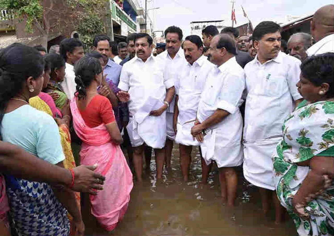 Kerala Floods, AIADMK MP's-MLA's One Month Salary To Kerala Flood Relief, கேரளா வெள்ளம், தமிழ்நாடு உதவி, கேரளா வெள்ள நிவாரணம், அதிமுக எம்.பி.-எம்.எல்.ஏ.க்கள் ஒரு மாத சம்பளம் உதவி