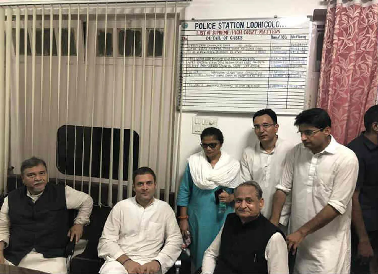 அலோக் வர்மா விவகாரம் காங்கிரஸ் கட்சி ஆர்பாட்டம், Rahul Gandhi in Lodhi police station