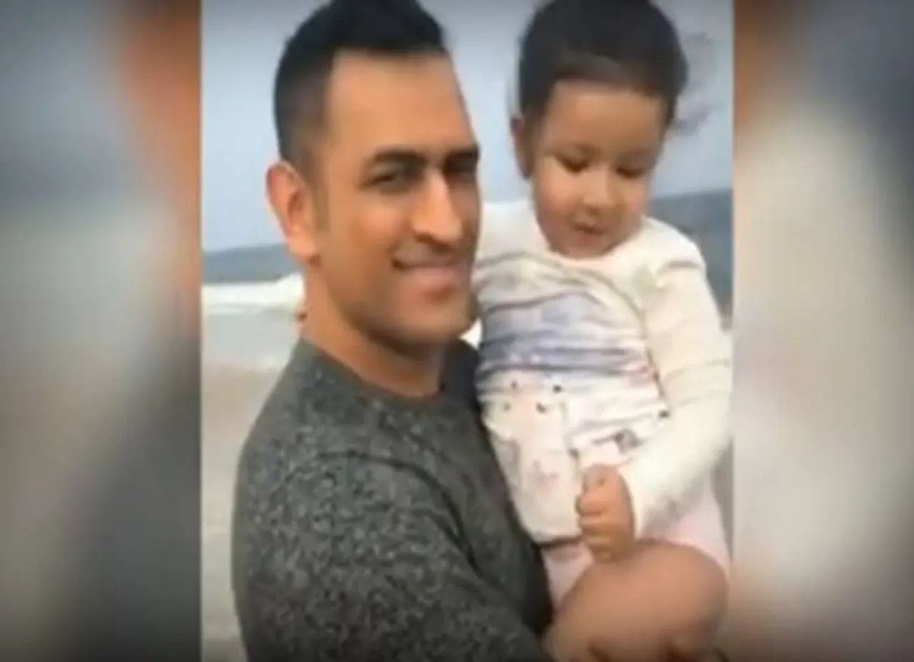 dhoni in marina beach with ziva - மெரீனா பீச்சில் மகள் ஸிவாவுடன் தோனி! க்யூட் வீடியோ