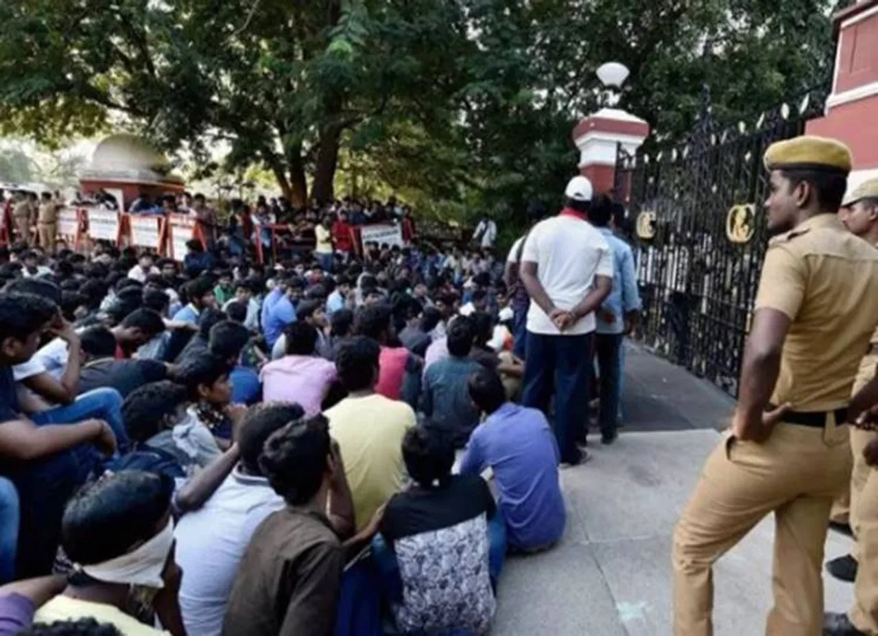 Anna University Students Protest: 'கிரெடிட்' முறைத் தேர்வு! திரும்பப் பெறக் கோரி அண்ணா பல்கலை மாணவர்கள் போராட்டம்