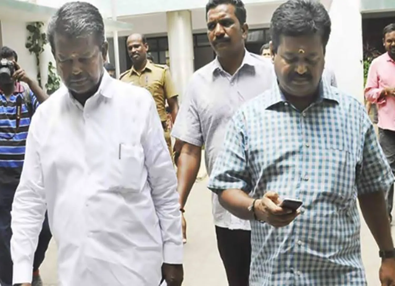 minister vijayabaskar father chinnathambi filed nomination for lok sabha election - மக்களவை தேர்தல்: அமைச்சர் விஜயபாஸ்கர் தந்தை விருப்ப மனுத் தாக்கல்