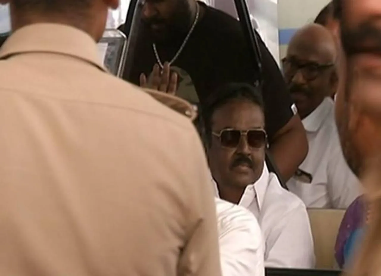 Vijayakanth arrives chennai dmdk lok sabha election - 10 மணி நேரத்திற்கு பிறகு விமான நிலையத்திலிருந்து வெளியே வந்த விஜயகாந்த்!