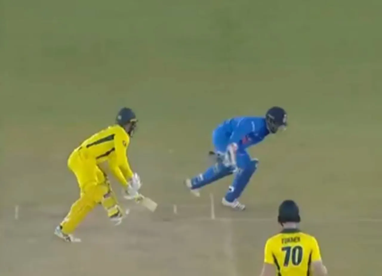 Rishabh Pant India vs australia ms dhoni virat kohli - தோனி... தோனி... என கூச்சலிட்ட ரசிகர்கள்! மனம் நொந்த ரிஷப் பண்ட்! (வீடியோ)