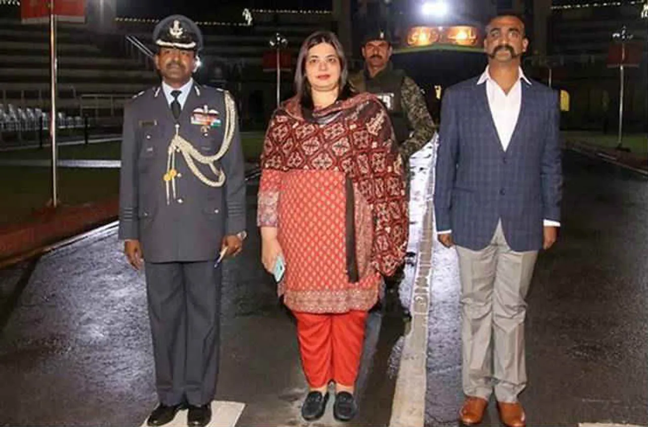 Abhinandan Walking with lady, Dr Fariha Bugti, விங் கமாண்டர் அபிநந்தன்