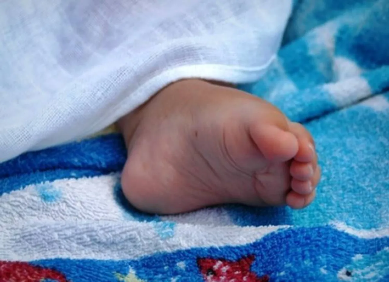 Nurse from Rasipuram sale babies - 'கலரான ஆண் குழந்தைக்கு 4 லட்சம் கொடுங்க' - பச்சிளம் குழந்தைக்கு பேரம் பேசும் நர்ஸ்!