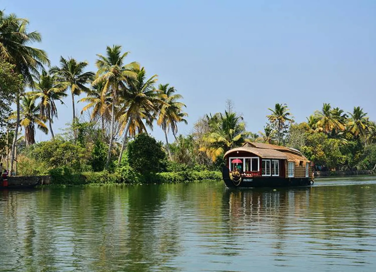 Kerala Traditional Vallam Kali boat race Vembanad Lake Tourism