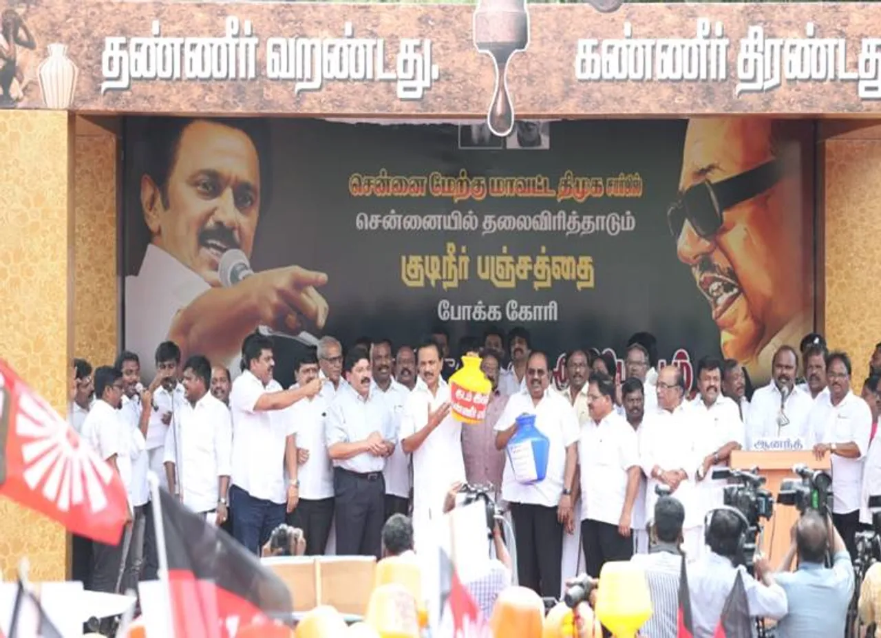 water crisis dmk protest mk stalin - 'சட்டப்பேரவை தேர்தலுக்கு முன்பே தமிழகத்தில் ஆட்சி மாற்றம்' - திமுக போராட்டத்தில் பேசிய ஸ்டாலினின் முழு உரை!