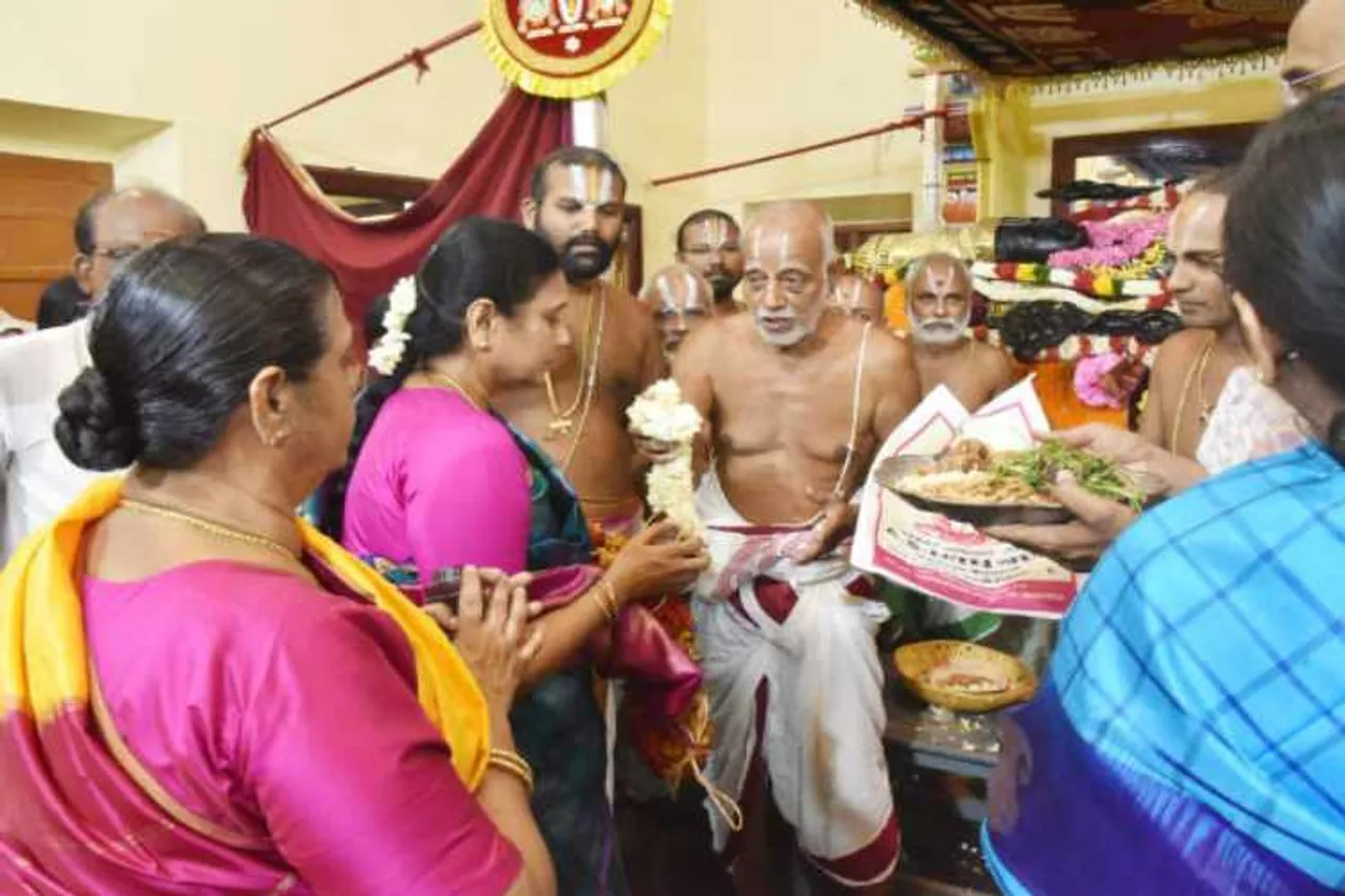 dmk stalin durga stalin, kancheepuram, athi varadar darshan, திமுக, ஸ்டாலின், துர்கா ஸ்டாலின், காஞ்சிபுரம், அத்தி வரதர் தரிசனம்