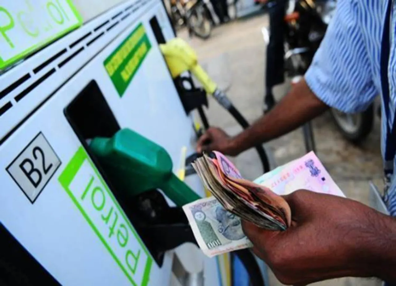 Petrol, diesel prices to rise with additional excise duty budget 2019 - பெட்ரோல், டீசல், தங்கம் விலை உயர்வு! தொடரும் மிடில் கிளாஸ் மக்களின் சோகம்!