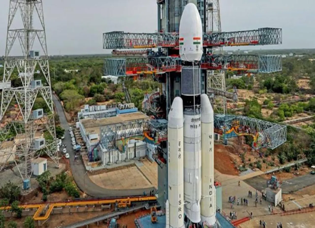 Before Chandrayaan 2 ISRO asks Indians what will you take to the moon - 'நிலவுக்கு என்னென்ன எடுத்துச் செல்ல வேண்டும்?' - சந்திரயான் 2 ஏவுவதற்கு முன்பு இஸ்ரோ கேள்வியும், சுவாரஸ்ய பதில்களும்!