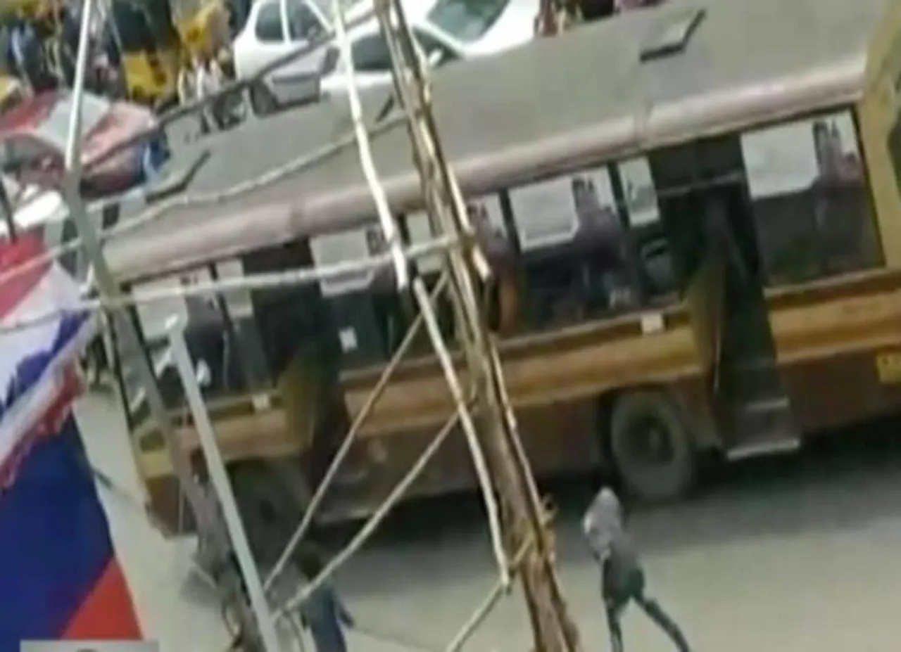 pachaiyappa college students gang fight chennai video - சென்னையில் பட்டப் பகலில் பட்டாக் கத்தியுடன் பேருந்தில் மோதிய மாணவர்கள்; அலறியடித்து ஓடிய பயணிகள் - வீடியோ