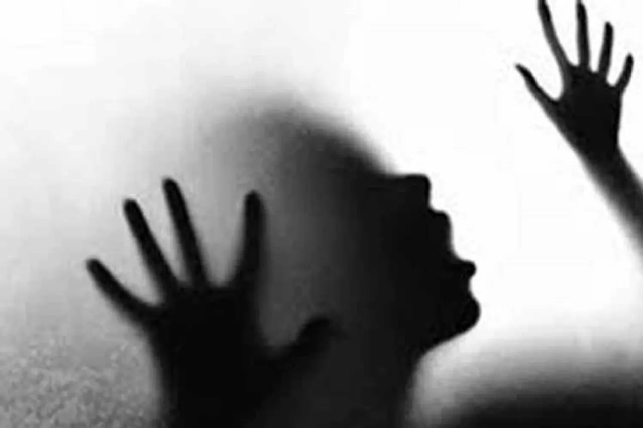 minor girls rescued, prostitution in chennai, a 24 year old woman arrested, பாலியல் தொழிலில் இருந்து சிறுமிகள் மீட்பு, சென்னையில் பாலியல் தொழில், 24 வயது பெண் கைது, the girl is seven months pregnant, police raid,