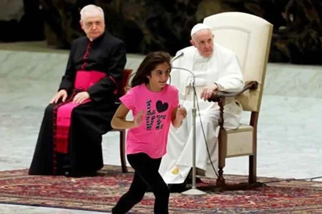 pope francis, pope general audience sermon, sick girl goes on stage pope sermon, போப் பிரான்சிஸ், போப் முன்பு மேடையில் நடனமாடிய சிறுமி, sick girl dance clap pope sermon, vatican news, Tamil indian express, viral videos