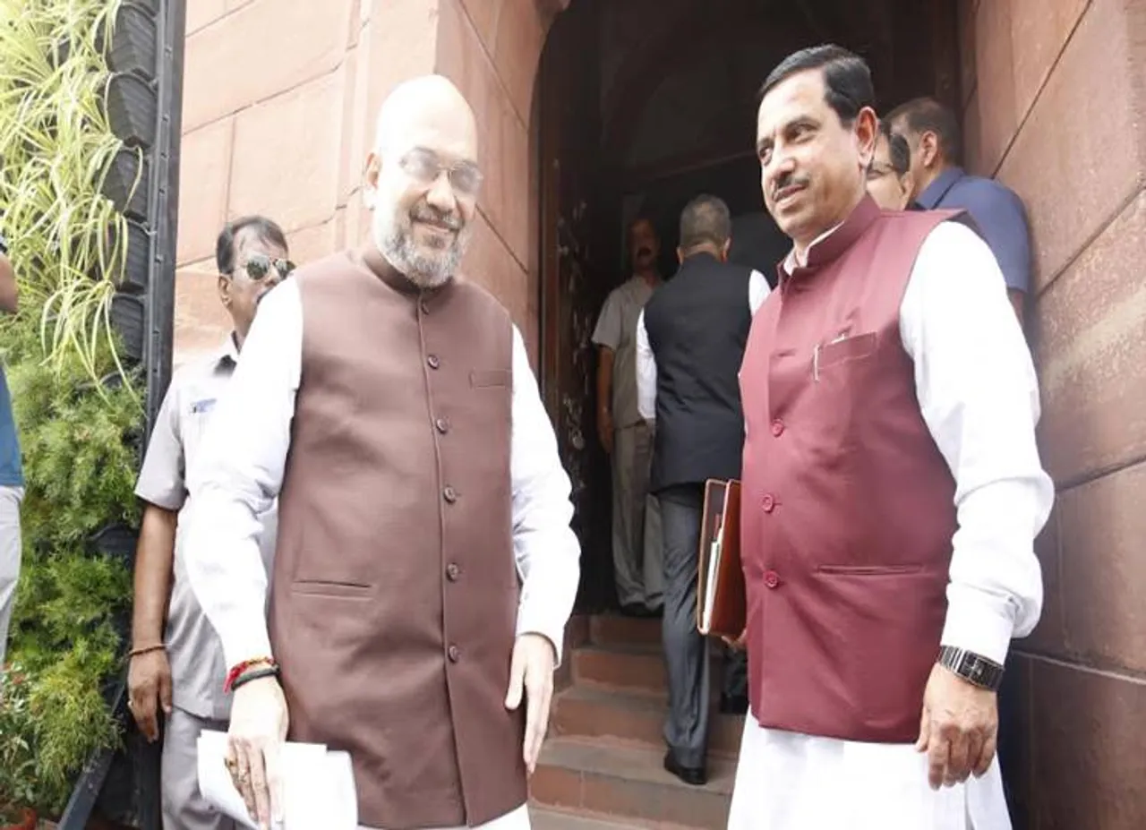 Kashmir clampdown: Amit Shah met higher officials