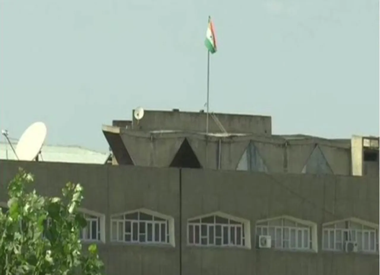 jammu kashmir State flag replaced with tricolour at Civil Secretariat building in Srinagar - காஷ்மீர் தலைமைச் செயலகத்தில் பறந்த மூவர்ண கொடி! மாநில கொடி அகற்றம்