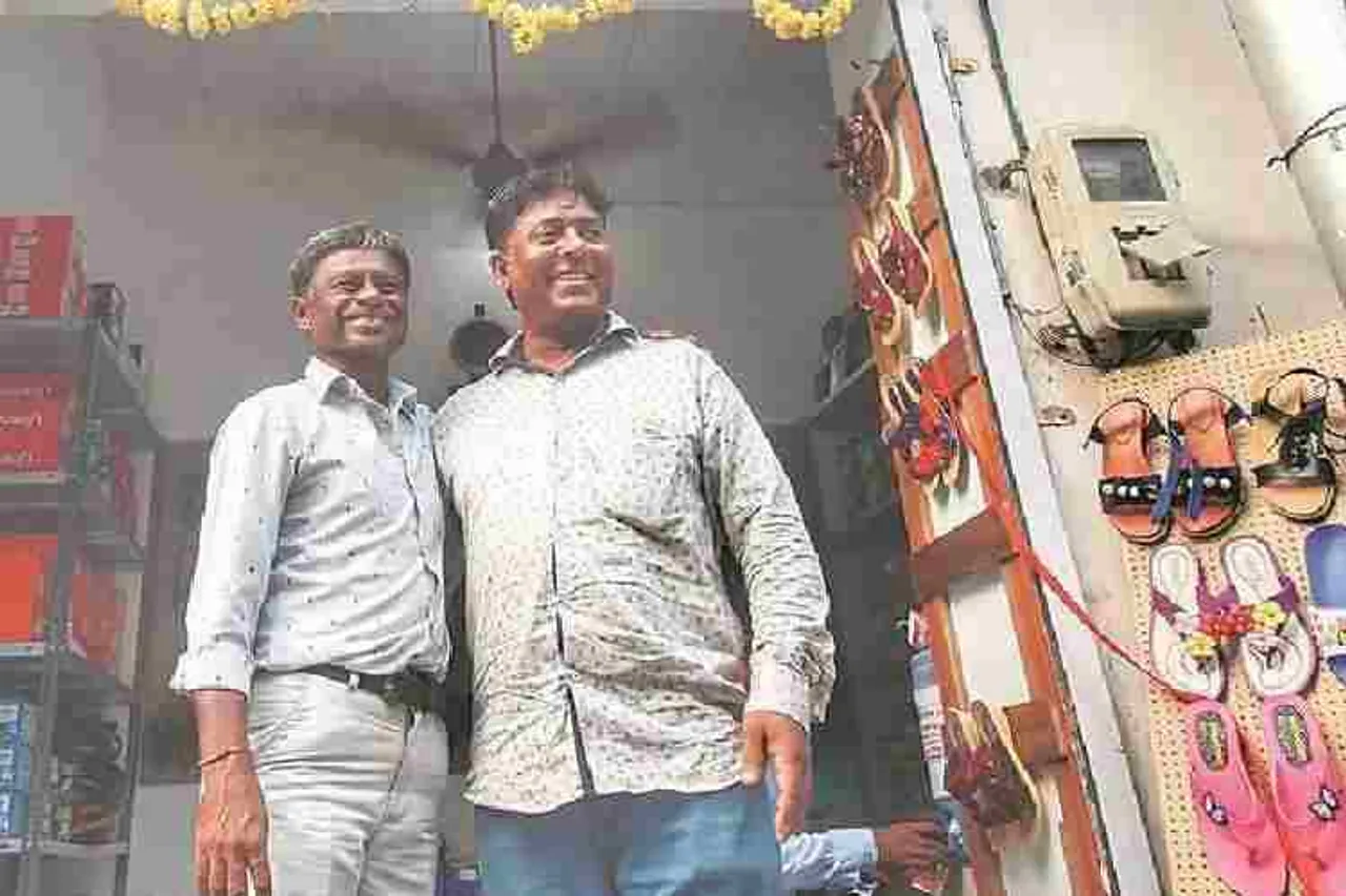Two faces of 2002 Gujarat riots, Qutubuddin Ansari inaugurates Ashok Parmar, Ahmedabad, Ekta Chappal Shop, குஜராத் கலவரம், குதுபுத்தின் அன்சாரி, அசோக் பர்மர், 2002 Gujarat riots, Qutubuddin Ansari inaugurates Chappal Shop