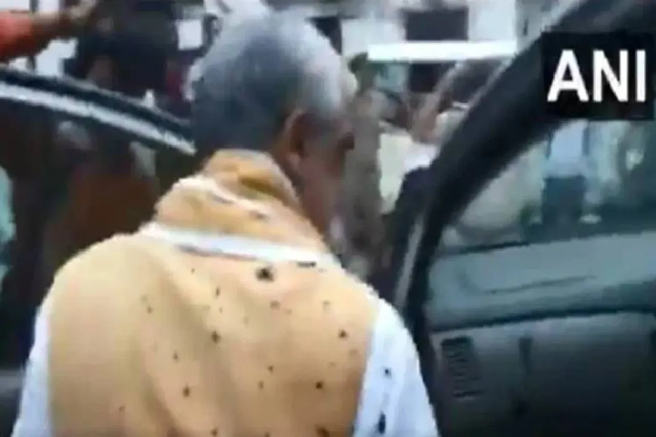 Ink thrown at Union Minister Ashwini Choubey outside Patna Medical College - பாட்னா மருத்துவ கல்லூரியில் மத்திய அமைச்சர் மீது மை வீச்சு! (வீடியோ)