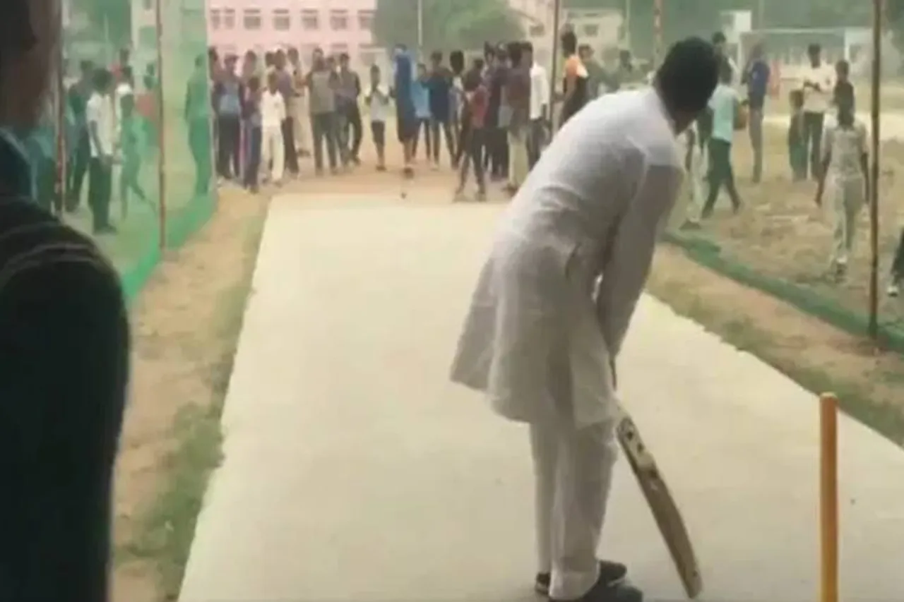 Rahul Gandhi plays cricket with Haryana students after chopper makes emergency landing - இளமை திரும்புதே... சிறுவர்களுடன் கிரிக்கெட் ஆடிய ராகுல் காந்தி