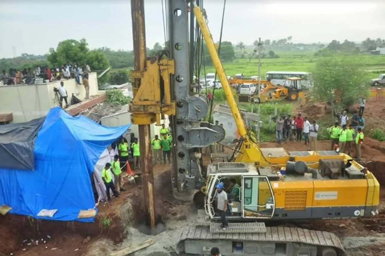 Surjith Resuce Operation sujith wilson rescue borewell trichy nadukattupatti manaparai - மீட்புப் பணியை பாதியில் விட்டுவிட மாட்டோம் - வருவாய் நிர்வாக ஆணையர் ராதாகிருஷ்ணன் நம்பிக்கை