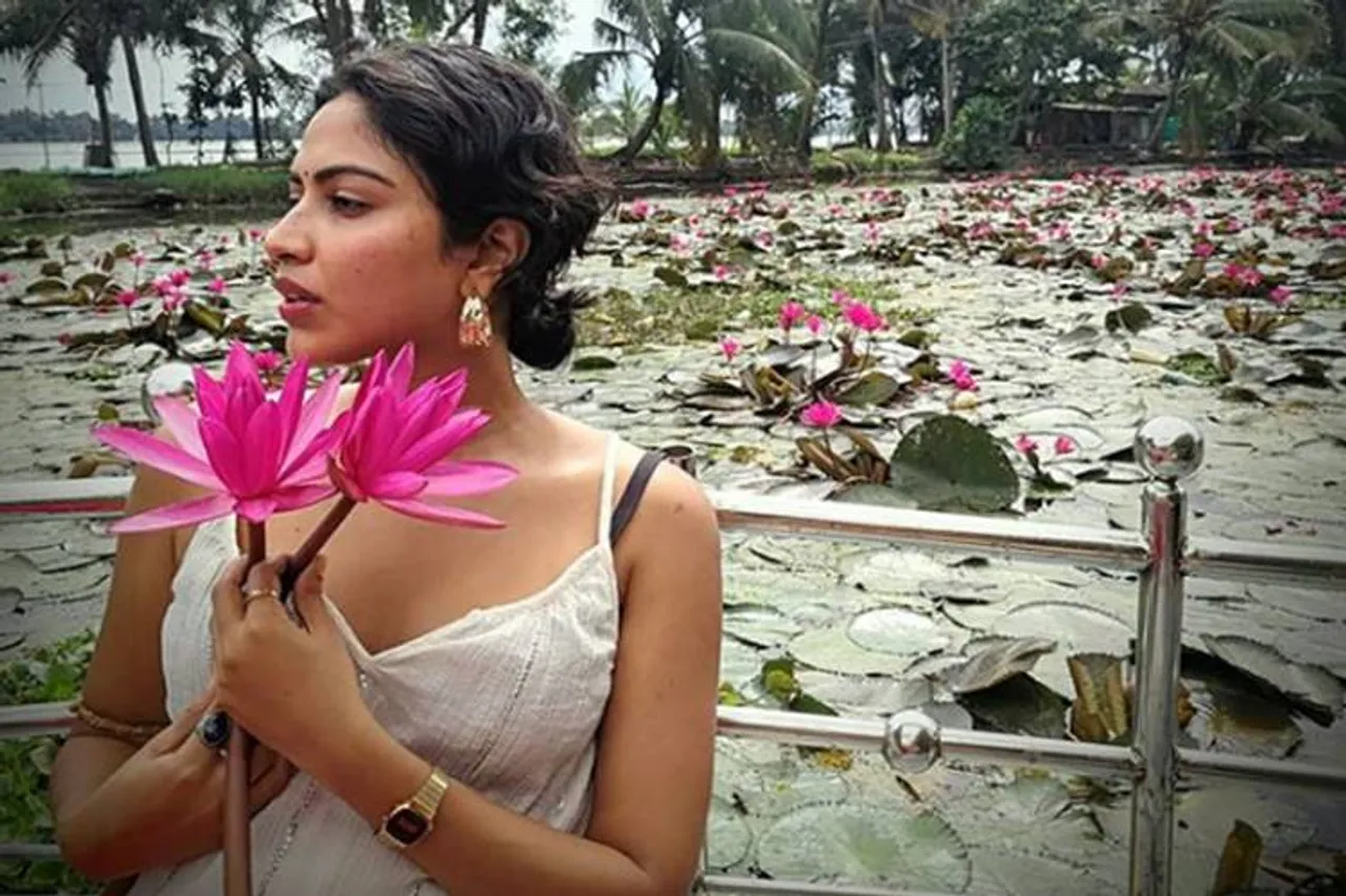 amalapaul viral video, mango kissing