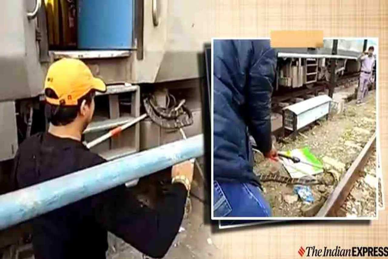 snakes on train, king cobra on train, king cobra on train in Uttarakhand, snake rescue, ரயிலில் ராஜநாகம் பாம்பு, வைரல் வீடியோ, king cobra, king cobra rescue, உத்தரக்காண்ட் ரயிலில் ராஜநாகம், snake rescued from train wheels, kathgodam railway station, viral videos, Tamil indian express