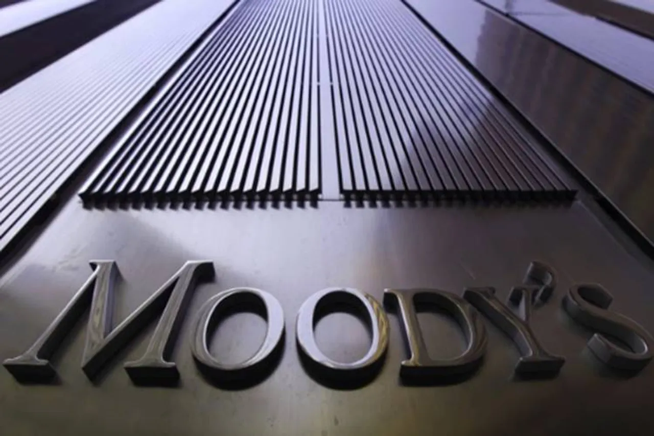 Moody’s downgrades outlook on SBI, HDFC Bank, Infosys, TCS and 17 other companies - இந்திய நிறுவனங்களின் கடன் பெறும் தகுதி குறைப்பு - அதிர்ச்சியில் எஸ்பிஐ உள்ளிட்ட நிறுவனங்கள்