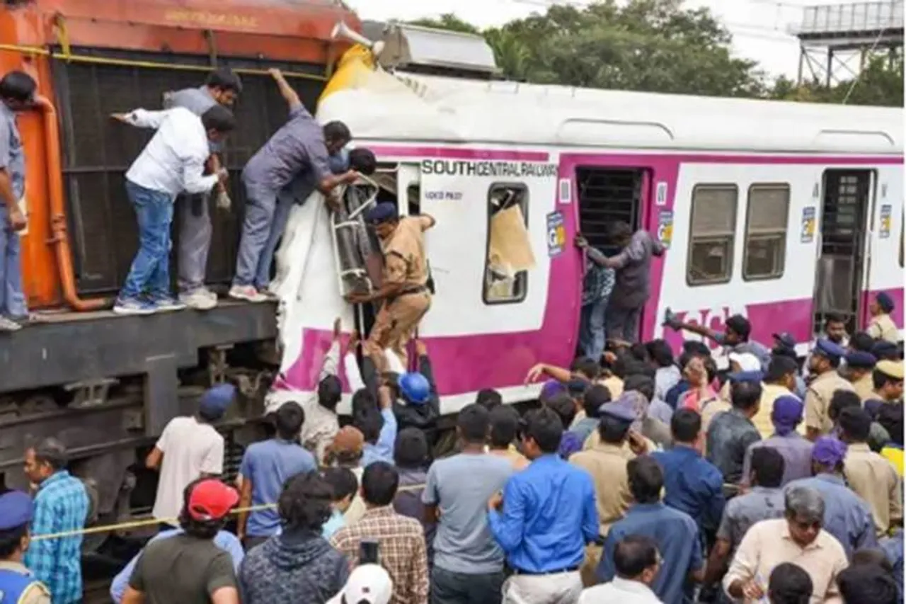 hyderabad kacheguda train accident cctv footage - ஹைதராபாத்தில் நேருக்கு நேர் மோதிய ரயில்கள் - சிசிடிவி வீடியோ வெளியீடு