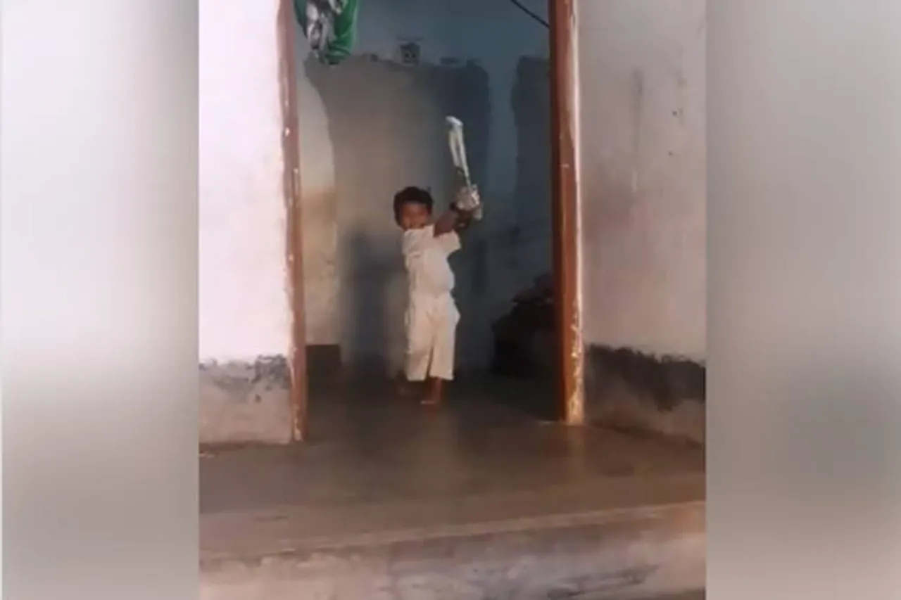 kolkata 3 years old kid cricket viral video - இந்தியாவில் இப்படியொரு கிரிக்கெட்டரா? ஆஸி., ஊடகத்தை மிரள வைத்த 3 வயது சிறுவன்! (வீடியோ)