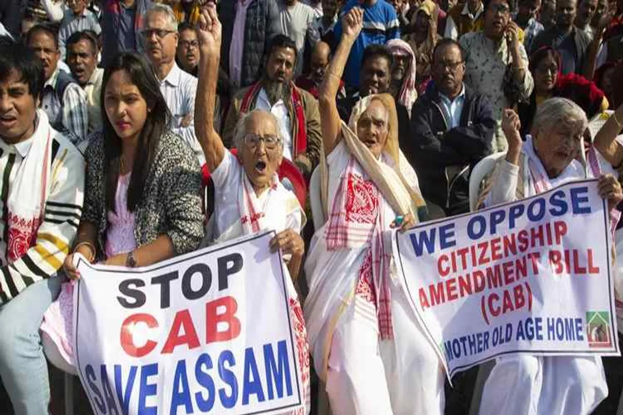 cab, cab news, cab protest, kolkata news, bengal cab violence,cab protest in assam, cab bill news, cab today news, citizenship amendment bill, citizenship amendment bill 2019, குடியுரிமை திருத்தச் சட்டம் 2019, குடியுரிமை திருத்தச் சட்டத்தை எதிர்த்து போராட்டம், citizenship amendment bill protest, citizenship amendment bill protest today, citizenship amendment bill 2019 india, குடியுரிமை திருத்தச் சட்டம் அமல்படுத்தப்படாது, மம்தா பானர்ஜி, citizenship amendment bill news, cab news, cab latest news, assam internet ban news, assam, assam news, assam latest news, assam today news