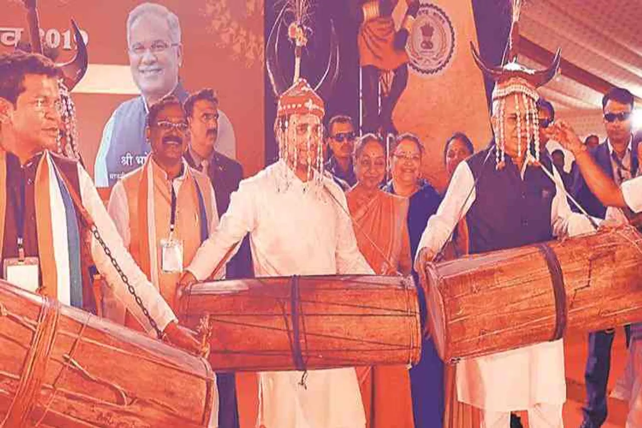rahul gandhi,rahul gandhi dancing with tribal, national tribal dance festival, ராகுல் காந்தி, பழங்குடியினர்களுடன் நடனம் ஆடிய ராகுல் காந்தி, Chhattisgarh,Raipur, congress leader rahul gandhi dancing with tribal