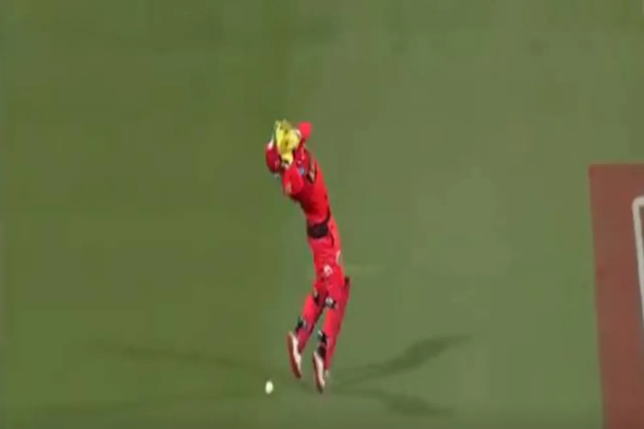big bash league 2019-20 wicket keeper sam harper dropped catch video - விக்கெட் கீப்பரின் பெஸ்ட் தடவல்ஸ்கி இது தான்! - பாவம், அவருக்கு சிரிப்பு வந்துடுச்சு (வீடியோ)