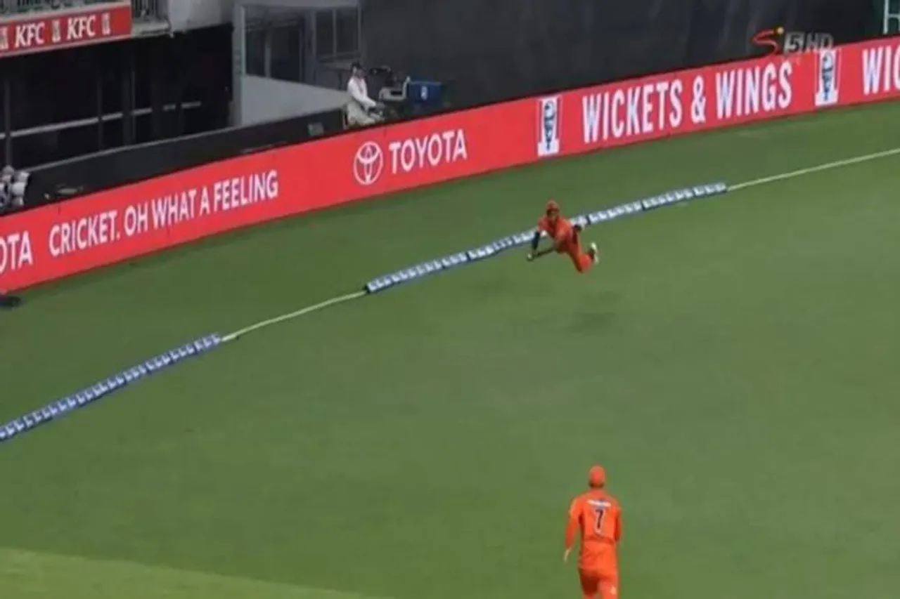 chris jordan catch big bash league 2019 20 ipl kxip - கிரிக்கெட்டின் ஒரு பீஸ்ட் கேட்ச்! - இவருக்கு ஐபிஎல்-ல ஏன் இவ்ளோ கிராக்கினு இப்போ புரியும் (வீடியோ)