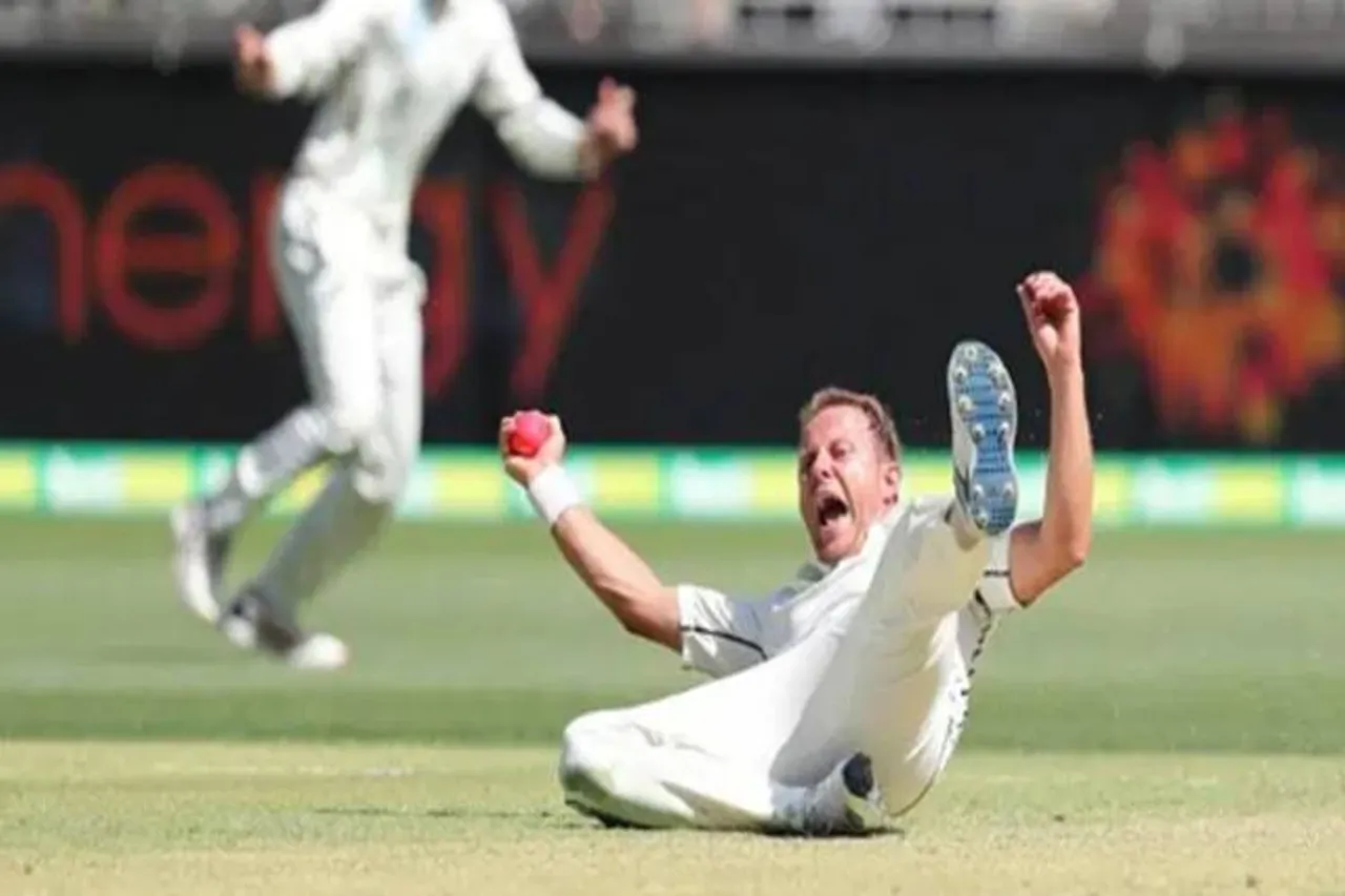 Neil Wagner pulls off one of the best ‘caught & bowled’ catches to dismiss David Warner - சிறந்த 'caught & bowled’ விக்கெட் - அம்பயர் தீர்ப்பை எதிர்பார்க்காமல் வெளியேறிய வார்னர் (வீடியோ)