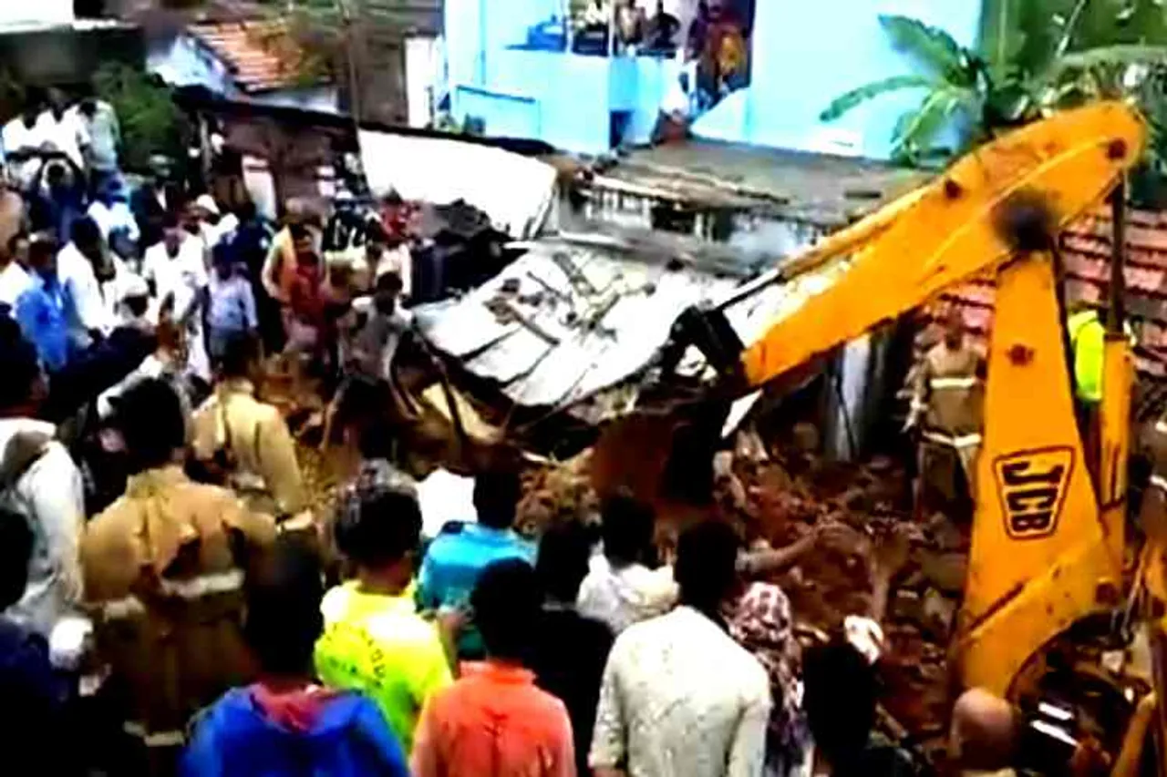 15 people dead near Mettupalayam in Coimbatore, houses collapse due heave rain,வீடுகள் இடிந்து விழுந்து விபத்து, 17 பேர் பலி, கோவை மேட்டுப்பாளையம், நடூர் கிராமம், houses collapse 17 people dead, 17 people dead in Coimbatore, houses collapse Nadur Village, heavy rain in Coimbatore Mettupalayam