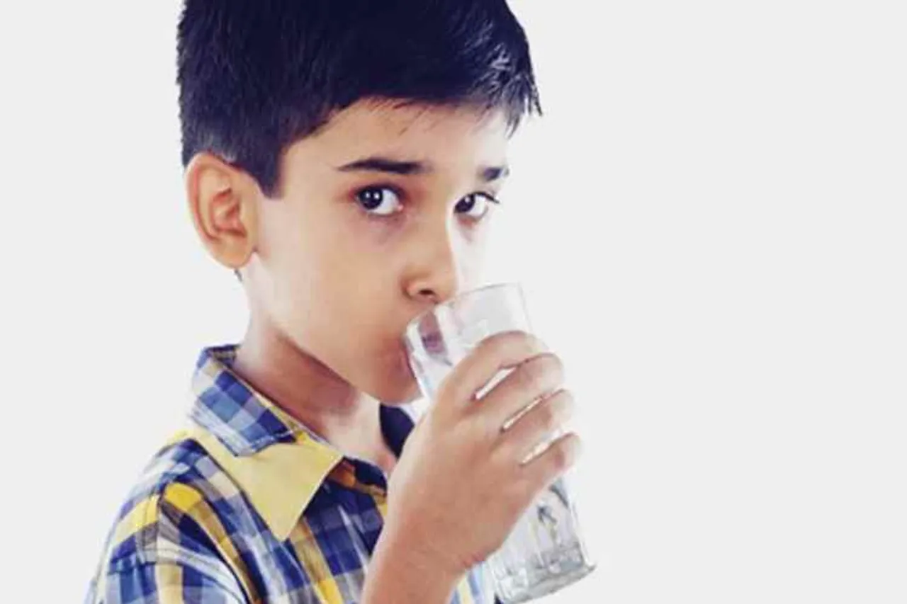child drinking water, how much water should child drink, parenting tips to make child drink water, dehydration, parenting