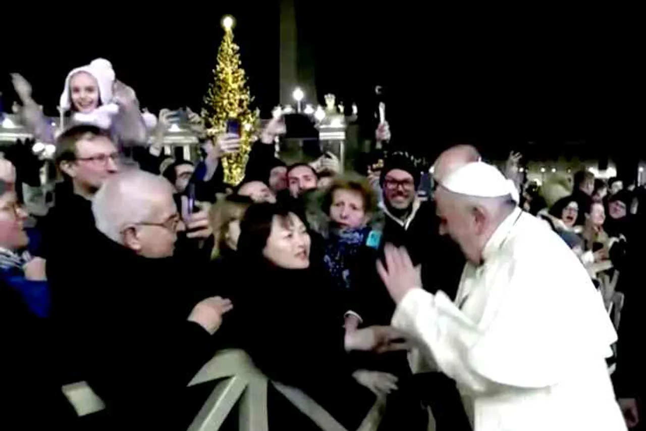 Pope Francis, Pope Francis slapped woman's hand, போப் பிரான்சிஸ், woman grabbed pope francis hand, போப் கையைப் பிடித்து இழுத்த பெண், pope francis shoting a woman, vatican city, pope francis viral video