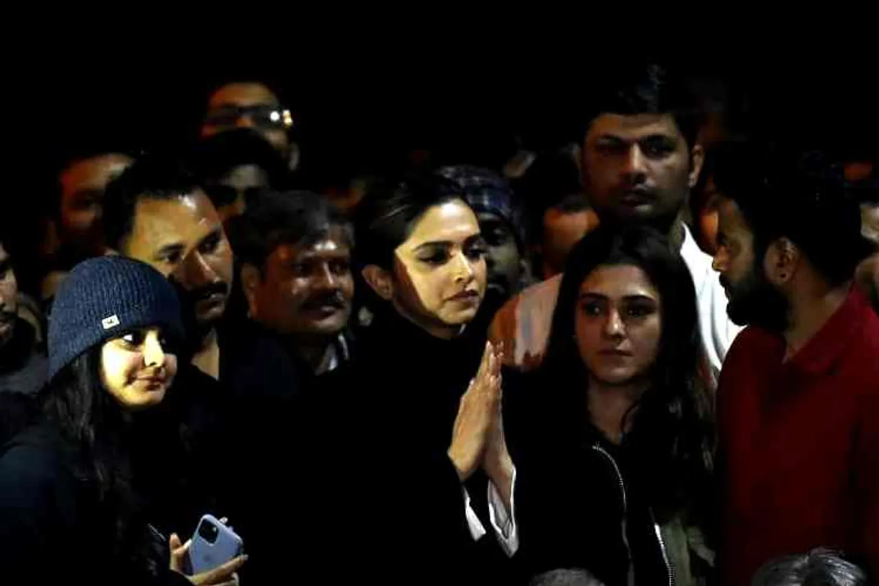 deepika padukone jnu, deepika padukone, jnu protests deepika padukone, தீபிகா படுகோன், ஜே.என்.யு, ஜேஎன்யு மாணவர்கள் ஆர்ப்பாட்டத்தில் பங்கேற்ற தீபிகா படுகோன், bollywood actors jnu violence protests, jnu sunday attack, jnu news, latest news, Deepika Padukone paticipates at JNU students protest, Tamil indian express