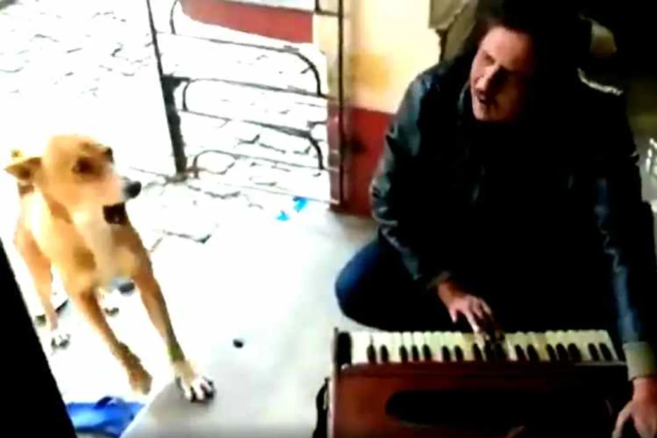 singer and dog singing, singer and dog singing viral video, நாய் பாடும் பாடல், வைரல் வீடியோ, dog singing viral video, dog singing, teri meri kahani song, viral video, ranu mondal