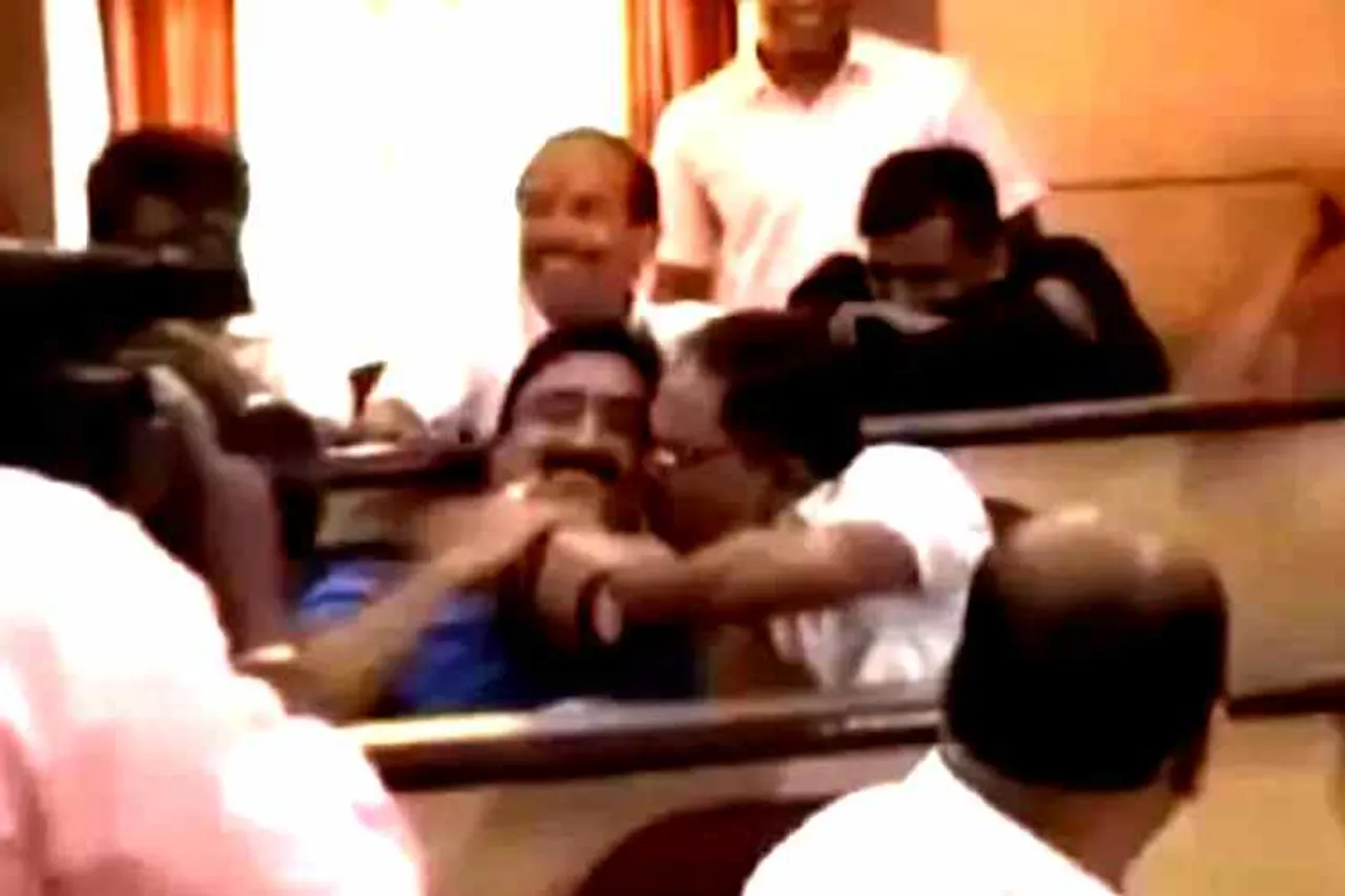 BJP councillor kiss Congress councillor, BJP councillor kiss Congress councillor in Maharashtra, காங்கிரஸ் கவுன்சிலரை முத்தமிட்ட பாஜக கவுன்சிலர், வைரல் வீடியோ, கோல்ஹாப்பூர் மாநகராட்சி, BJP councillor kiss Congress councillor in Kolhapur municipal corporation meeting, viral video, Kolhapur municipal corporation councillor kissing