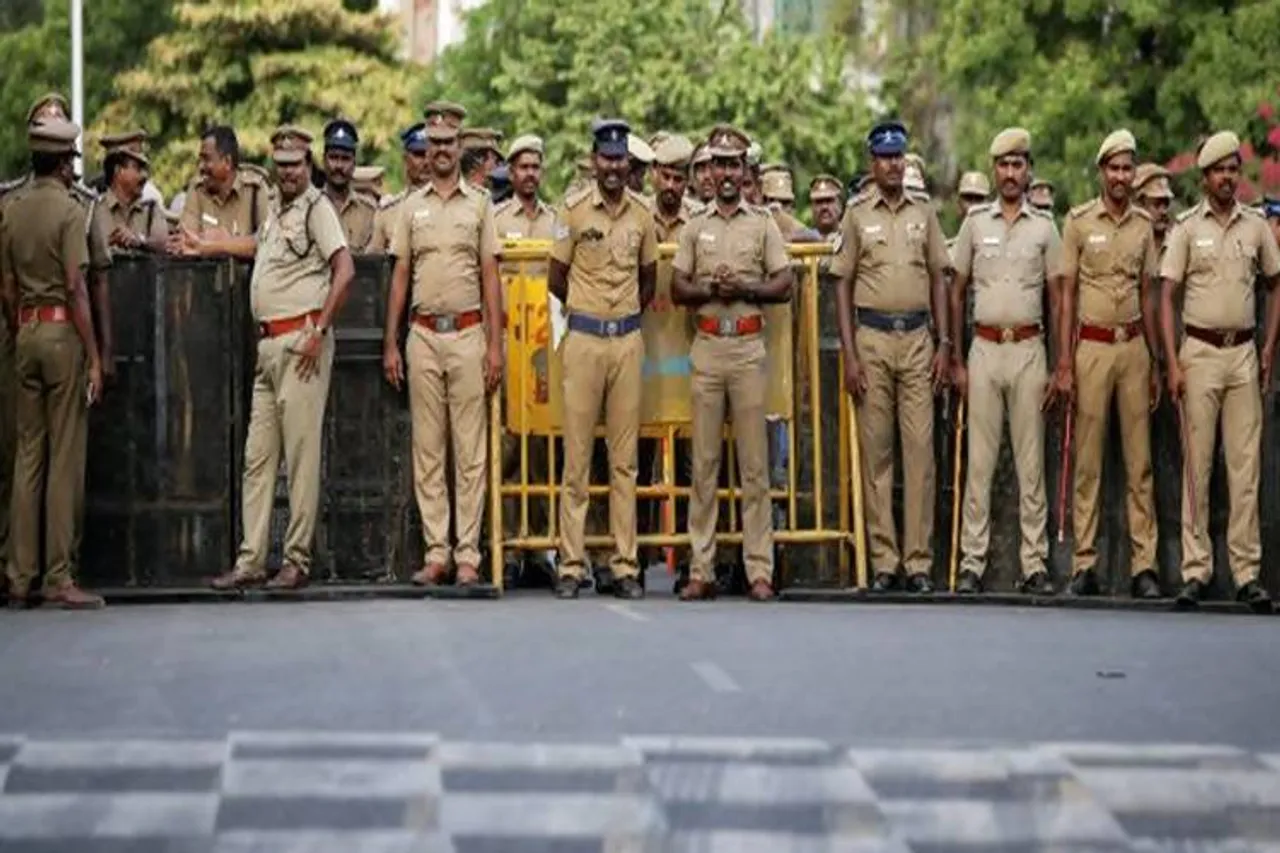 போராட்டங்கள், பேரணிகளுக்கு தடை விதிக்க காவல்துறை ஆணையருக்கு அதிகாரம் உள்ளது - ஐகோர்ட்