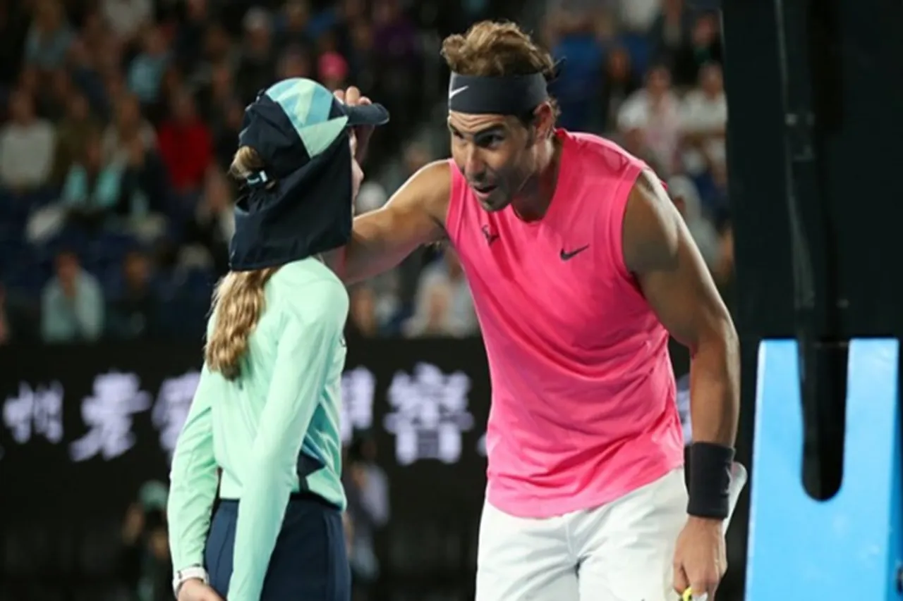 Rafael Nadal hits ball girl in Australian Open, apologies with kiss - சிறுமியின் தலையை தாக்கிய ரஃபேல் நடால் ஷாட் - முத்தம் கொடுத்து மன்னிப்பு (க்யூட் வீடியோ)