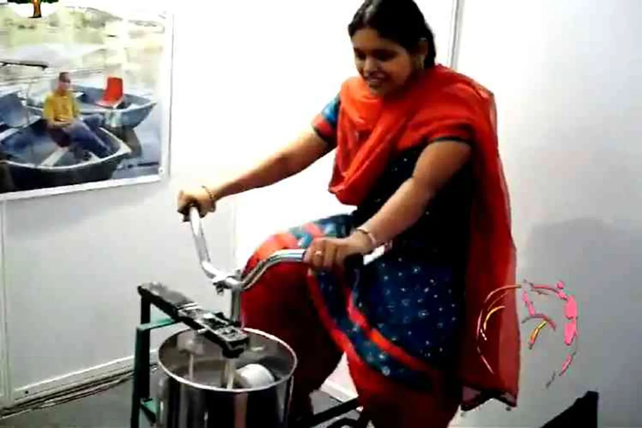 cycle grinder, cycle grinder viral video, woman pedaling cycle grinder, சைக்கிள் கிரைண்டர், வைரல் வீடியோ, woman pedaling cycle grinder viral video, invention cycle grinder