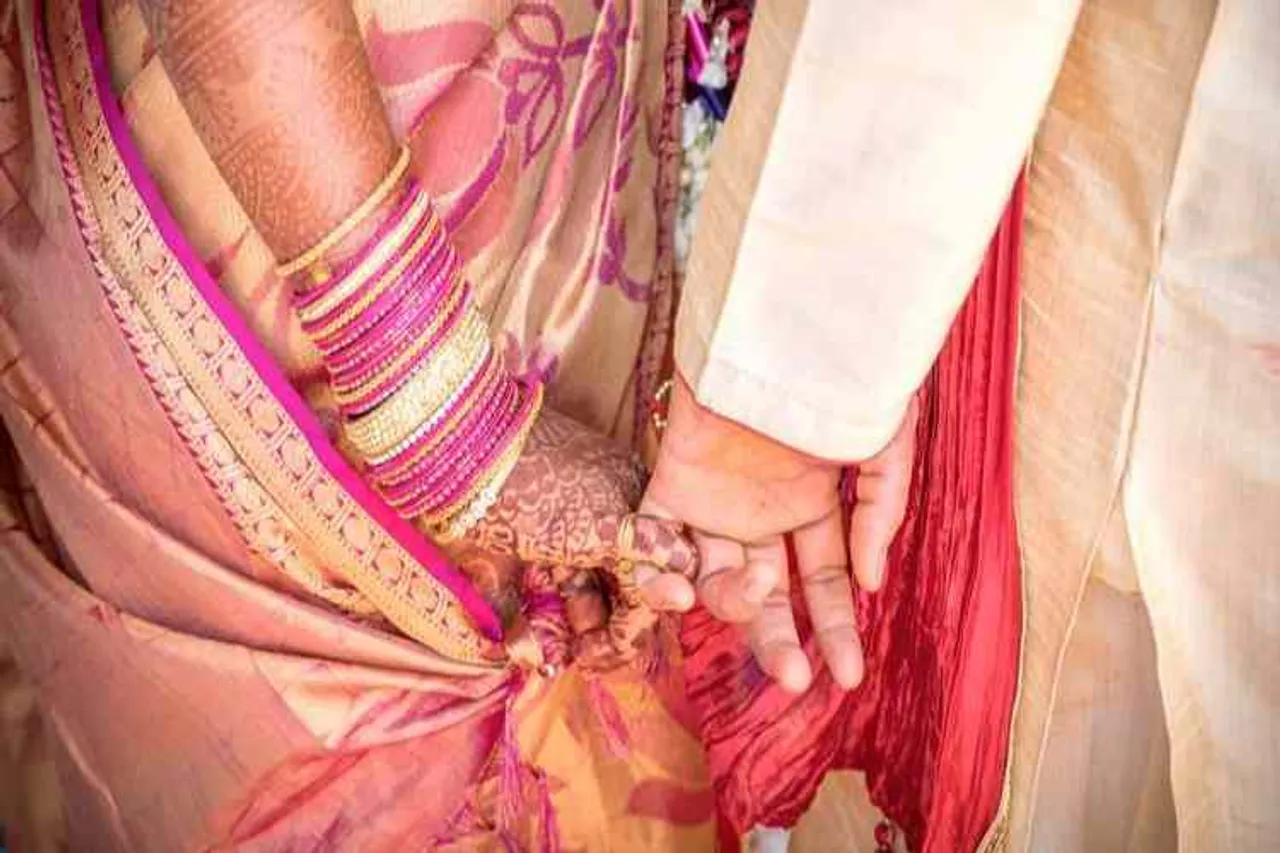 transwoman man couple gets marriage certificate on valentines day, திருநங்கை திருமணப் பதிவு சான்றிதழ், திருநங்கை சுரேகா, சுரேகா - மணிகண்டன், transwoman marriage register, man transwoman register, thirunangai marriage, transwoman marriage registeration, காதலர் தினம், திருமணப்பதிவு, coimbatore, vadavalli sub register office, manigandan - trans woman surega, manigandan - surega