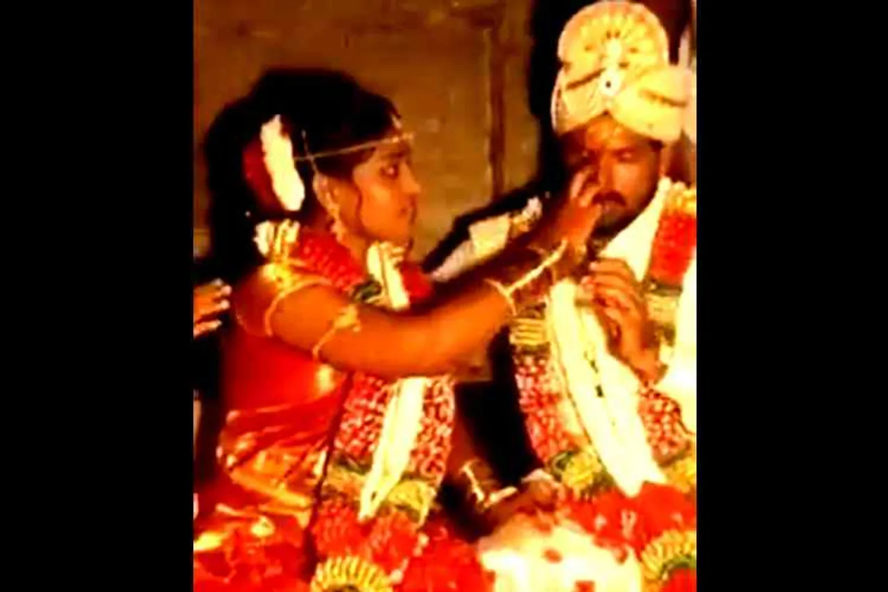 bride helping groom at wedding ceremony, மணமகனின் கண்களில் விழுந்த தூசியை துடைத்த மணமகள், திருமண வீடியோ வைரல், bride helping groom remove eye dust, marriage video viral, bride remove eye dust viral video