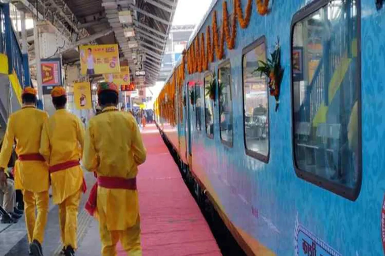 kashi-mahakal express, காஷி - மஹாகல் எக்ஸ்பிரஸ், ஐஆர்சிடிசி, kashi-mahakal irctc, irctc kashi-mahakal express, பூஜைக்காக ஒதுக்கப்பட்ட பெர்த், mahakal express varanasi, Tamil indian express news