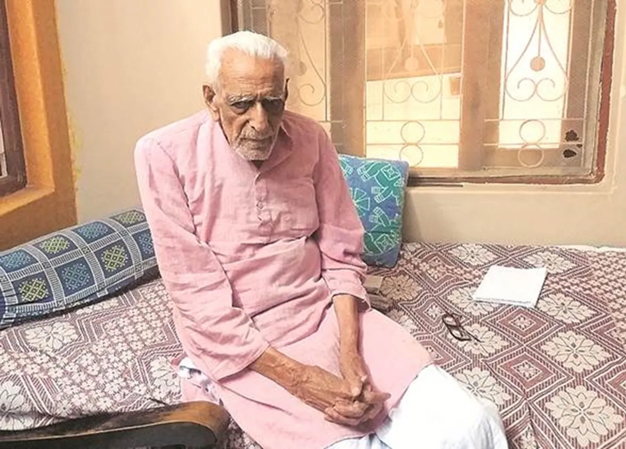 Freedom Fighter H S Doreswamy readies CV