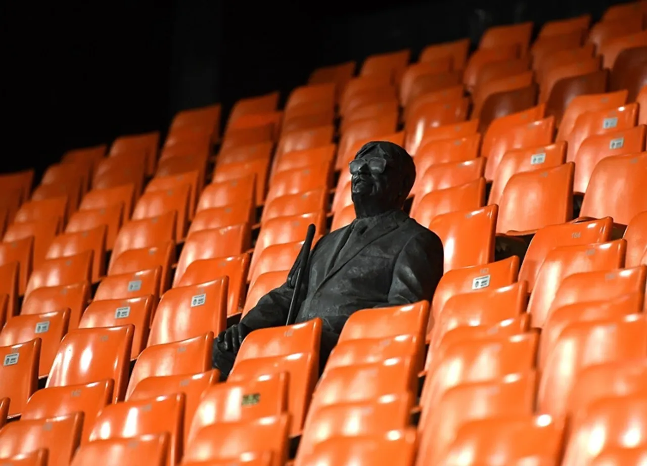 Trending Viral News Vicente Navarro Aparicio statue witnessed Valencia Atlanta match