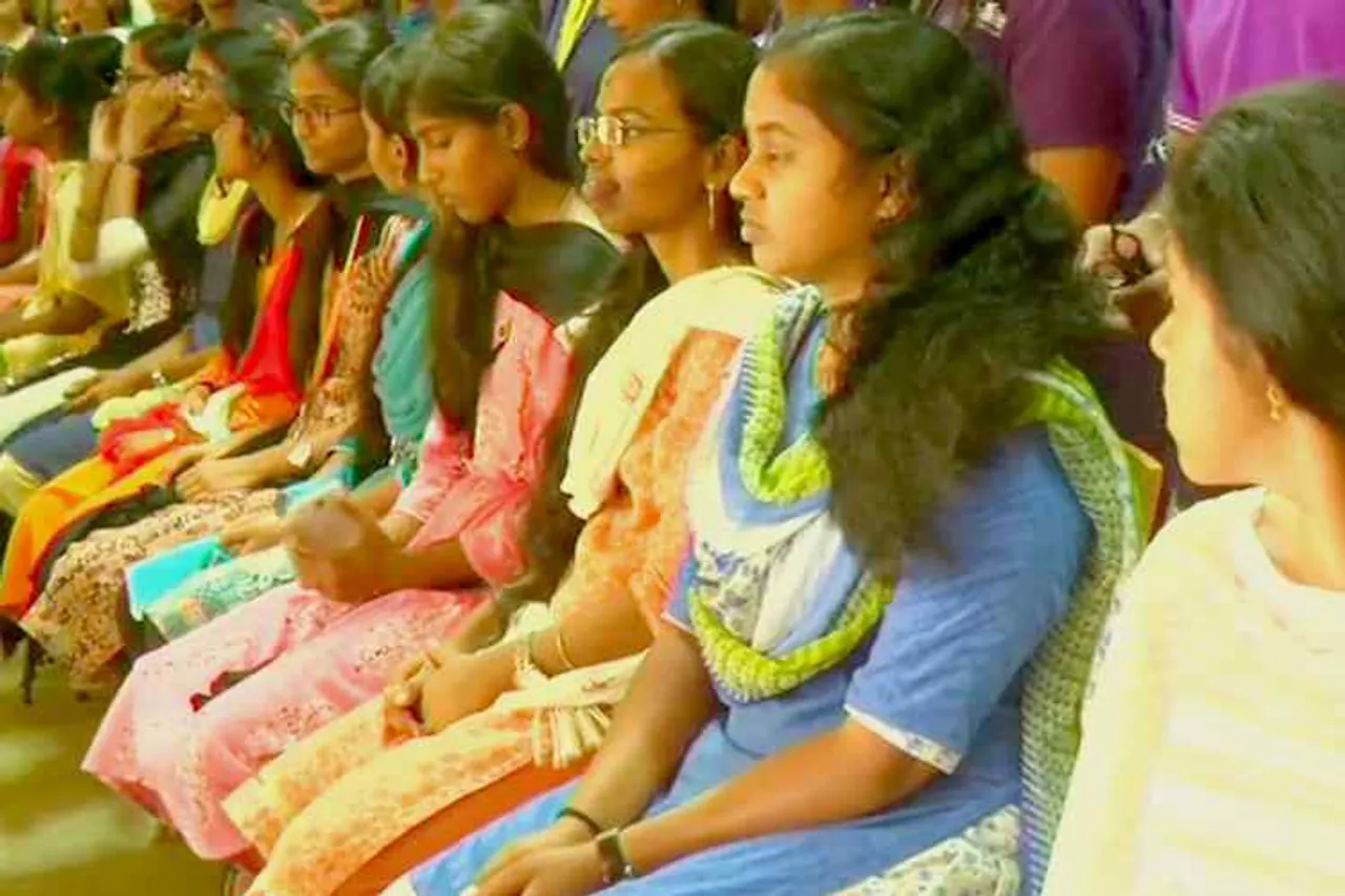 Eighty college girls donated hair for cancer patients, தலைமுடியை தானமாக அளித்த கல்லூரி மாணவிகள், புற்றுநோயாளிகளுக்கு விக் செய்ய தலைமுடி அளித்த மாணவிகள், கோவை மாணவிகள், தமிழ்நாடு, புற்றுநோய் சிகிச்சை, 80 college girls donated hair for cancer patients, தமிழ்நாடு மஹிளா காங்கிரஸ், 80 girls donated hai to make wigs, tamil nadu college girl donated hair, cancer patients, tamil nadu netizens wishes college girls, coimbatore college girls donated hair, tamil nadu mahila congress