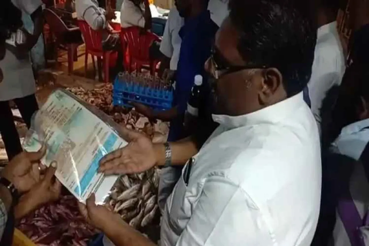 madurai, seafood, fish, crab, formalin, food safety department, raid, seize, fish market